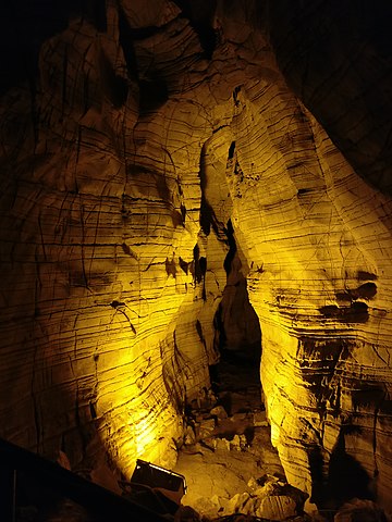 Caves 1 16 5. Пещера jpg. Узкие проходы в пещерах. Галерея в пещере. Пещера с узким проходом.