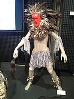 Narodowe Muzeum Etnologiczne, Osaka - Tancerka Nyau (personifikacja ducha zmarłych) - Ludzie Chewa w Zambii - Zebrana w 1989 roku.jpg