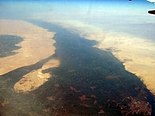 Нил през Североизточна Сахара край град Бени Суеф, Египет (долу вдясно)