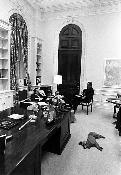 File:Nixon and Kissinger in the OEOB in 1971.jpg