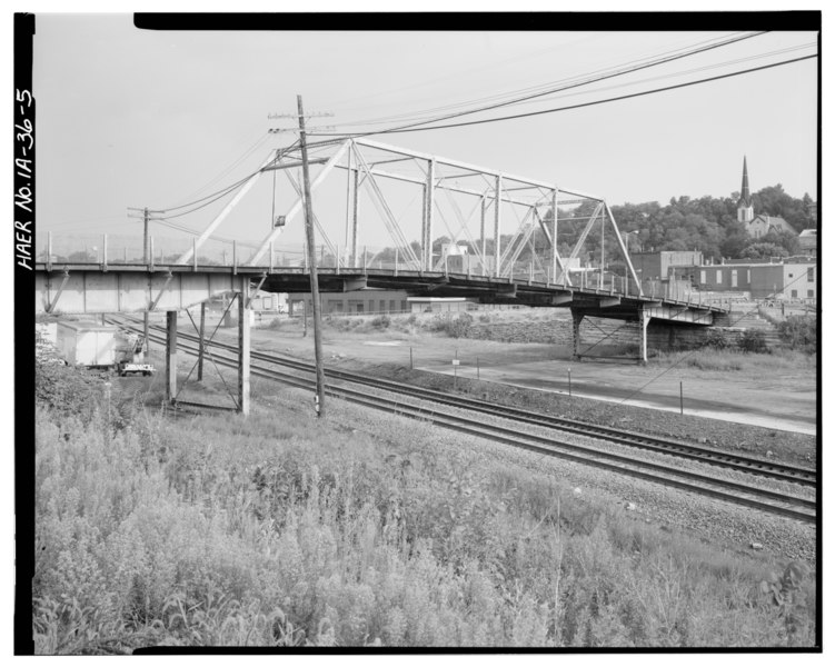 File:OVERALL VIEW OF 1886 TRUSS AND GIRDERS FROM MARKET STREET, LOOKING NORTHWEST - Sixth Street Viaduct, Spanning Burlington Northern Railroad and Valley Street, Burlington, Des HAER IOWA,29-BURL,6-5.tif