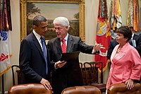 Clinton met de toenmalige president Barack Obama en zijn senior adviseur Valerie Jarrett in juli 2010.