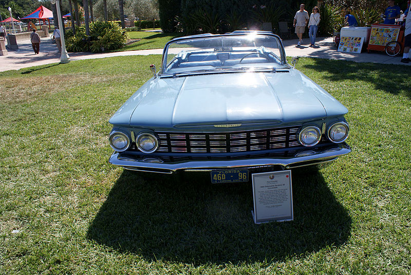 File:Oldsmobile Dynamic 88 1960 Convertible AboveHood Lake Mirror Cassic 16Oct2010 (14690542739).jpg