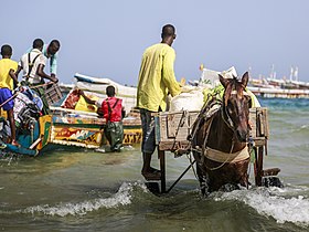 Travailleurs avec une charette à chevaux