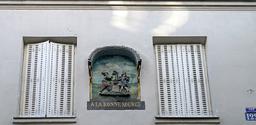Будинок № 122, вивіска À la bonne source, пам'ятка історії.