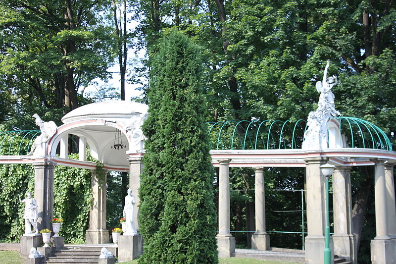 File:Pałac w Siarach, pergola 2.JPG