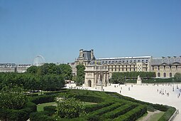 Arco de Triunfo del Carrusel. Detrás de él, en esta imagen se encuentra el emplazamiento del desaparecido Palacio de las Tullerías