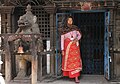 Patan-Menschen-32-Tempelwaechterin-2013-gje.jpg