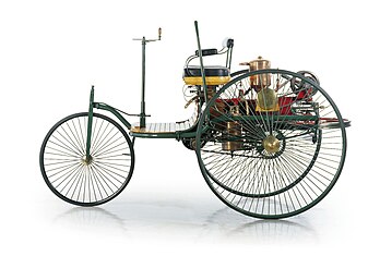 La Benz Patent-Motorwagen Nummer 1, fabriquée par Carl Benz en 1886 et conçue dès l'origine pour être propulsée par un moteur à explosion, est considérée comme la première automobile industrielle. (définition réelle 1 491 × 1 005)