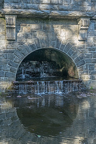 File:Patriots Park stone bridge close-up.jpg