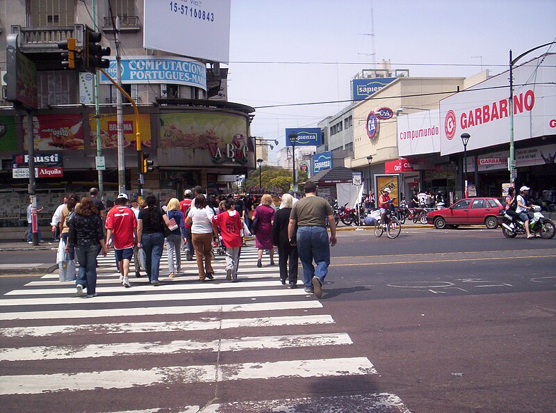 File:Peatonal Laprida y Avenida Hipólito Yrigoyen, Lomas de Zamora.jpg