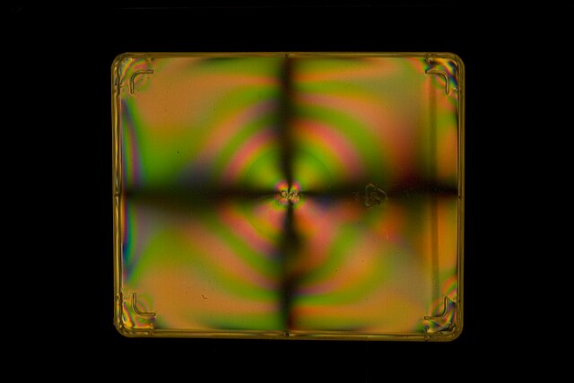 640px-Photoelasticity_and_color_on_a_cd_case.jpg (640×427)