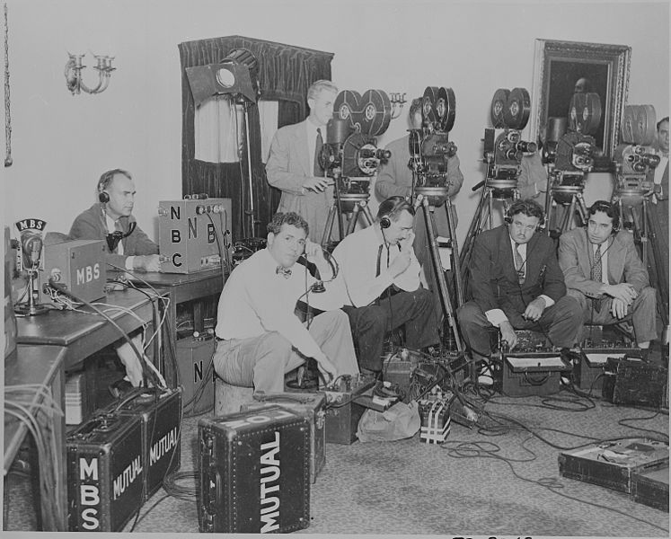 File:Photograph of cameramen and sound technicians at the White House. - NARA - 199165.jpg