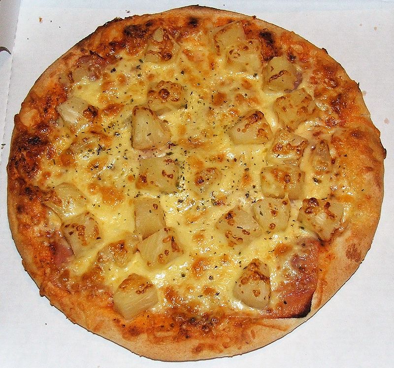 Пицца с курицей и ананасом