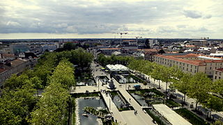 Place Napoléon de La Roche-sur-Yon depuis l'église.jpg