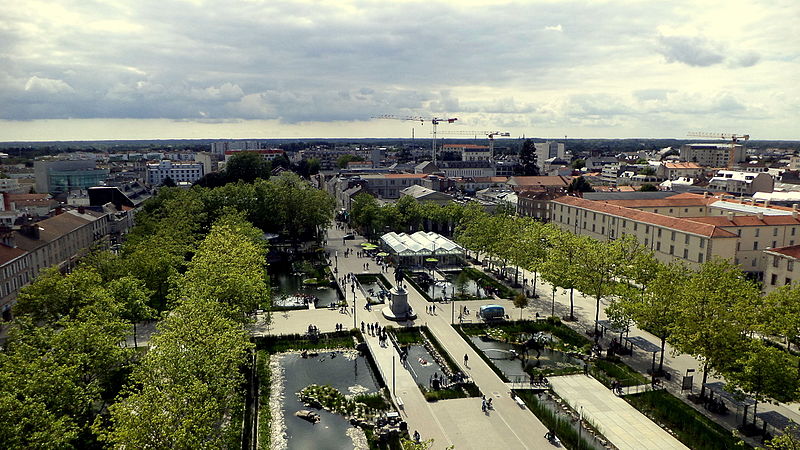 File:Place Napoléon de La Roche-sur-Yon depuis l'église.jpg