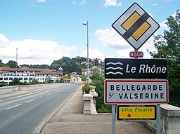 Signalisation du Rhône (E31), de Bellegarde-sur-Valserine (EB10), de la Nationale 508 (E42) et de fin de route prioritaire (AB7).