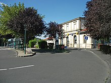 Der Bahnhof teilt sich das Gebäude mit der Post