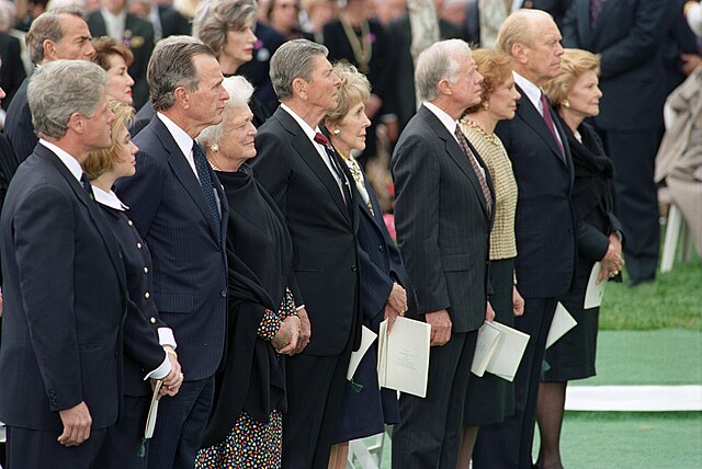 חמישה מנשיאי ארצות הברית (משמאל לימין): ביל קלינטון והילרי קלינטון, ג'ורג' הרברט ווקר בוש וברברה בוש, רונלד רייגן וננסי רייגן, ג'ימי קרטר ורוזלין קרטר וג'רלד פורד ובטי פורד עומדים בטקס הלווייתו של ריצ'רד ניקסון.
