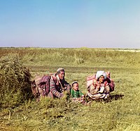 Nomadisk kirgiser-familie på Golodnaja-steppen (Голодная степь) i Usbekistan