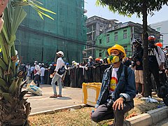 28. februar, demonstranter med gasmasker i Yangon.
