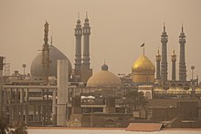 عکس از حرم فاطمه معصومه در قم (ایران) در یک هوای پر از گرد و غبار