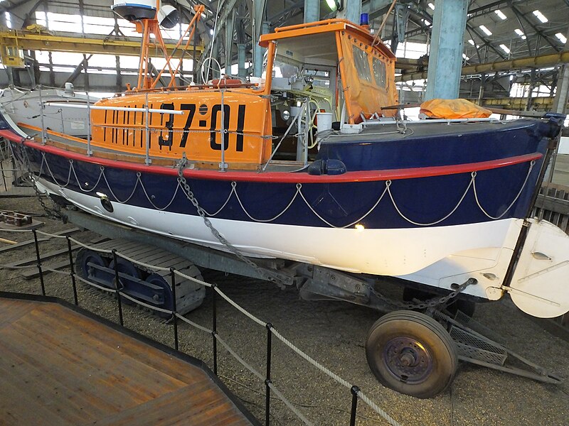 File:RNLI Chatham 37 01 8413.jpg