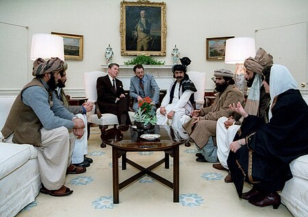 Tập_tin:Reagan_sitting_with_people_from_the_Afghanistan-Pakistan_region_in_February_1983.jpg
