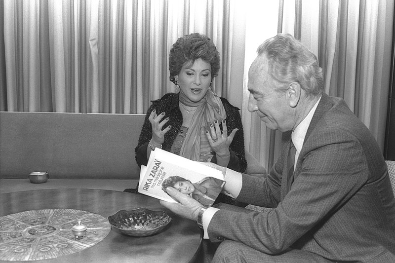 File:Rika Zarai and Shimon Perez 1986-02-14.jpg