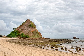 Falaise d'où aurait pu se jeter la princesse Mandalika