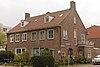 Dubbel woonhuis ontworpen in traditionalistische ('Delftse School') stijl, gebouwd in opdracht van P.M.S. Hoeke, die toen eigenaar was van verschillende nabijgelegen bedrijven.