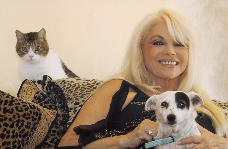 File:Ruth Landers and pets.jpg