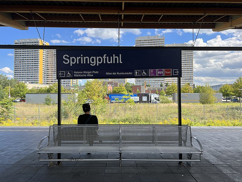 File:S-Bahnhof Berlin-Springpfuhl.jpg