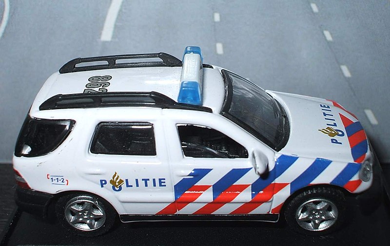 File:S140 Mercedes Benz ML320 - Netherlands Politie (2596934565).jpg