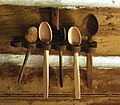    Wooden spoon rack  Дерев′яні ложки, шумівки, ножі  Drewniane łyżki  Tresleiver  Hölzerner Löffelhalter