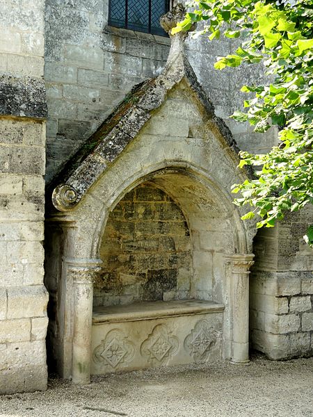 File:Saint-Jean-aux-Bois (60), église abbatiale, enfeu devant la façade nord.jpg