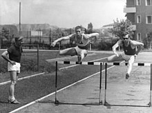 Guy Drut et Eddy Ottoz en 1969 à Brescia avec leur entraineur, Sandro Calvesi.