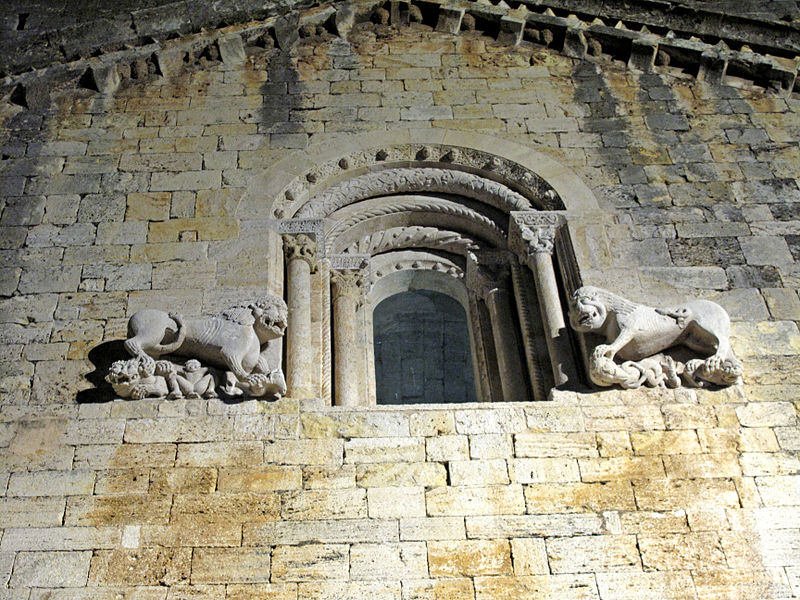 File:Sant Pere de Besalú, detall de la façana.jpg