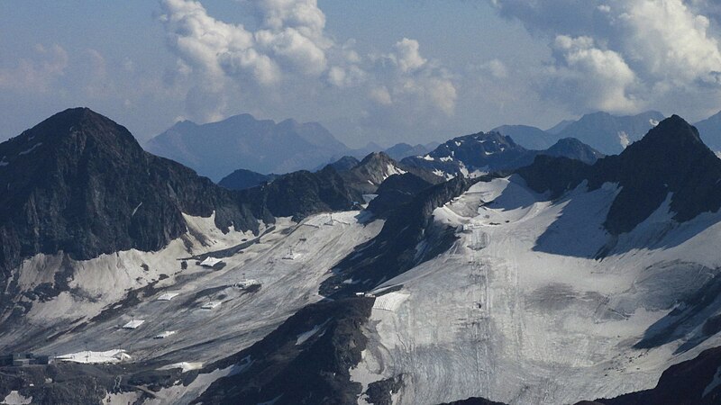 File:Schaufelspitze links, Stubaier Wildspitze rechts.jpg