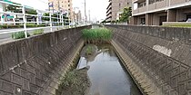汐入川（荒江三丁目交差点付近、左：原、右：昭代）