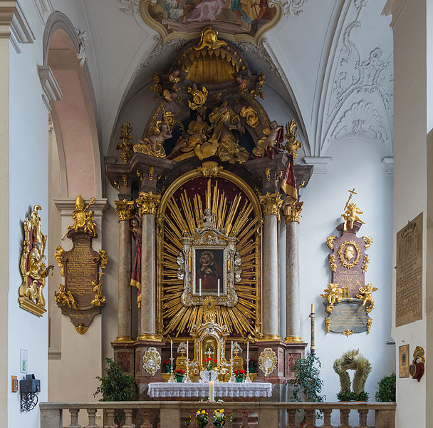 File:Side altar Peterskirche Munich.jpg