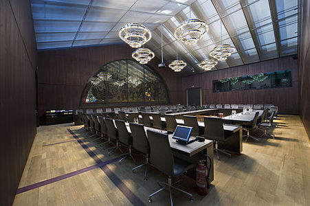 Et mødelokale i Schweiz' Forbundspalads i Bern.