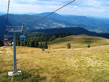 English: Ski Lift in the summer in Ukraine.