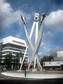 „Inspiration 911“ von Gerry Judah, 3 Stahlträger mit je einem Porsche 911, Höhe 24 Meter, Stuttgart-Zuffenhausen, Porscheplatz 1, beim Porsche.Museum.