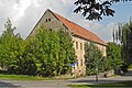 Wohnstallhaus, Scheune und Einfriedungsmauer eines Bauernhofes