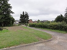 Vue de l'axe vert de la Thiérache dans le village de Sorbais, par temps gris.