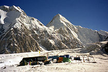 Campo base di Inylchek South, con Chapaev e Khan Tengri attraverso il ghiacciaio