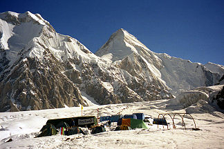 Süd-Engiltschek-Basislager mit Pik Tschapajew (links) und Khan Tengri (rechts) im Hintergrund