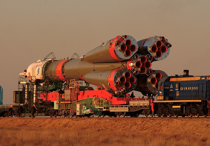 ファイル:Soyuz tma-3 transported to launch pad.jpg