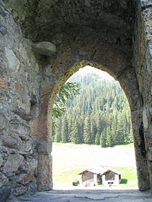 View of the inside of the elevated entrance of Splugen Castle (Graubunden) showing the trunnion of the door fixture and the groove for the locking bar Splugen Hocheingang innen.jpg